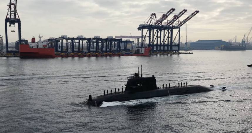 國造潛艦海鯤號已完成20多次浮航及淺水潛航測試，預計10月下半月展開深水潛航，持續朝年底交艦目標邁進。（圖／翻攝自YT，台船）
