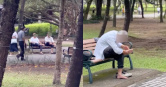 網友拍下大安森林公園眾人拍腳底一幕，好奇發文是否為「潛規則」。（圖／翻攝Threads／＠_xaitlyn）