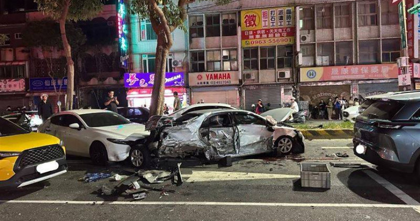 桃園中壢重大車禍！男高速逆向狂撞8車　下車辱警還揮拳慘了