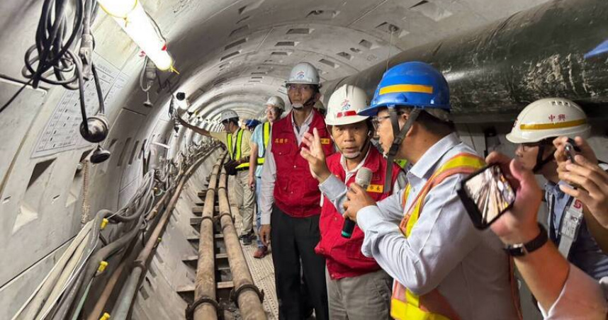 薔琵颱風，高雄市副市長林欽榮深入地下工程，視察擴建路污水主幹管工程。（圖／高市水利局提供）
