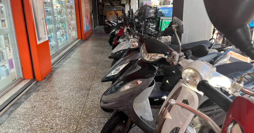 原PO好奇，立機車中柱的「巧勁」到底是什麼？（圖／報系資料照）