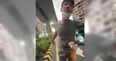 行車糾紛竟噴人辣椒水 「瘋騎士」抓狂模樣曝光網友拳頭硬了