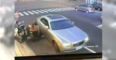 汽車擦撞機車 駕駛態度囂張狂嗆:給妳1萬夠不夠?