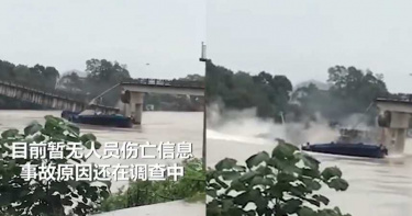 驚悚畫面曝!大陸運砂船衝撞橋梁 橋面崩塌「砸中船隻沉沒」