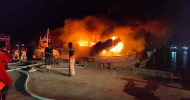 南寮漁港1艘漁船起火燃燒，好在船員逃脫及時，無人傷亡。（圖／翻攝爆料公社）