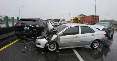 天雨路滑?中山高接連兩起車禍 共16車連環撞1女傷