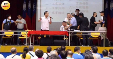 豪門買凶殺親2/千人擠爆國中禮堂喬祖產 「反對派」控賤賣土地衝上台拉扯