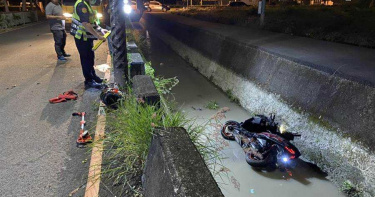 騎士撞電桿摔水溝 消防員溝中CPR仍昏迷