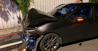 載2熱褲妹酒駕撞倒9機車 他竟滿臉通紅笑著講電話