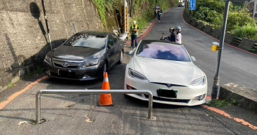 特斯拉違停出入口!騎士全塞在停車場 網怒譙:讓車主走下山