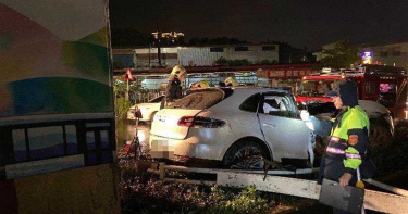 天雨路滑保時捷淡水自撞 27歲駕駛卡車內肺部嚴重撕裂