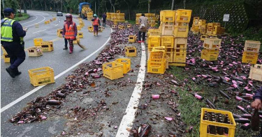 大貨車急轉米酒摔碎路邊 酒味瀰漫「都快酒醉了」