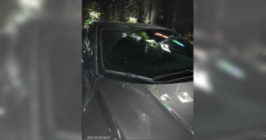 不爽被按喇叭 3惡漢暗夜圍欺弱女亮刀砸車