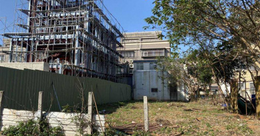 不滿隔壁工人亂丟垃圾，地主外孫帶人前往理論並打傷業主。（翻攝畫面／李俊淇新北傳真）