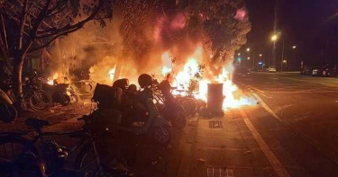 台南女停車場旁焚燒私人物品引大火 45部機車全燒燬