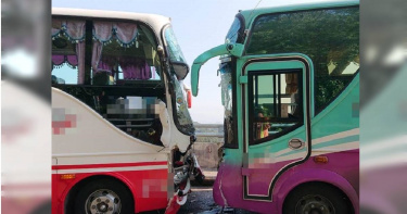 撞擊力道強大，兩輛車前方擋風玻璃全碎、車頭也全毀。（圖／警方提供）