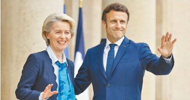 習普會之後，中國主場外交揭序幕，巴西總統魯拉、西班牙首相桑傑士接連將在3月底訪華，法國總統馬克宏（右）也宣布，將與歐盟執委會主席范德賴恩（左）於4月4日訪問中國。（圖／美聯社）