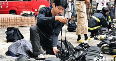 溫昇豪和消防員真人開箱「大」睡一下