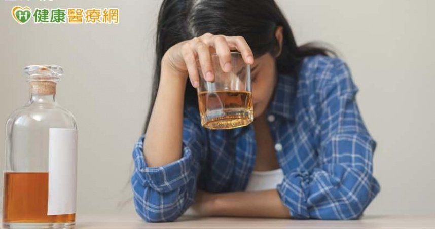 尾牙喝酒狂歡　隔天「宿醉」超難熬？營養師推「8飲食」助緩解不適！