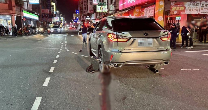 高雄市鳳山區今（26）日晚間發生嚴重車禍，一名7旬婦人疑似闖紅燈，先遭機車撞上倒地，再遭汽車輾過卡於車底，當場失去呼吸心跳命危送醫。（圖／警方提供／中國時報任義宇高雄傳真）