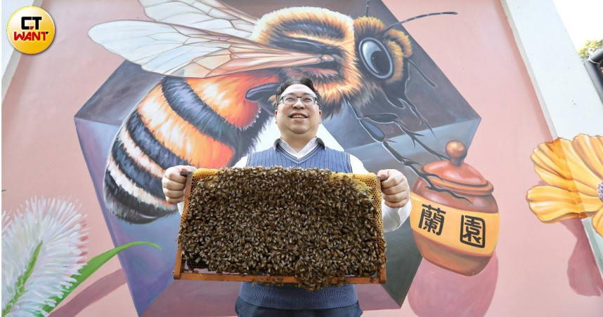 法務部次長黃世杰「以身試膽」拿著蜂箱，歡迎大家春遊新屋來採蜜，現場更有「龍眼蜜」、「百花蜜」和「白千層」提供味蕾饗宴。（圖／方萬民攝）