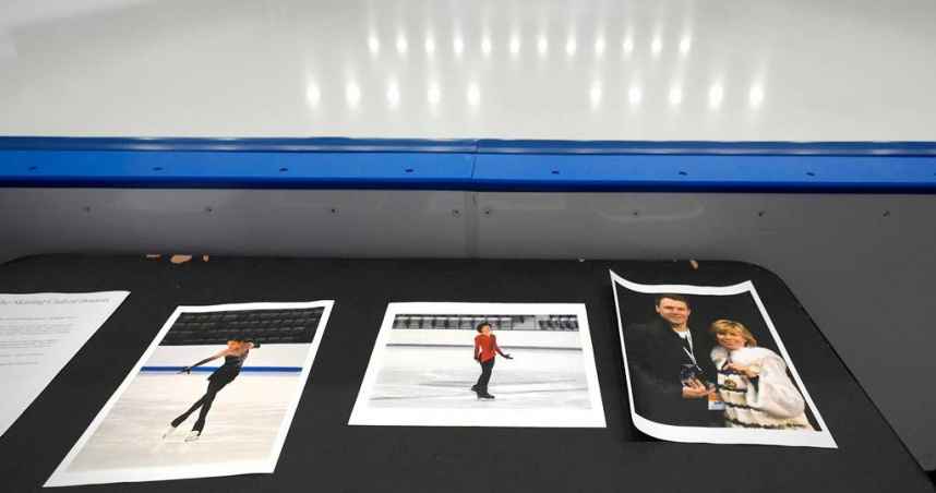 馬薩諸塞州諾伍德溜冰場邊展示著波士頓滑冰俱樂部滑冰場上飛機失事遇難者的照片，分別是選手萊恩（Spencer Lane）、教練瑙莫夫（Vadim Naumov）與席什科娃（Evgenia Shishkova）。（圖／達志／美聯社）