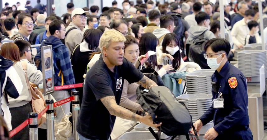 網友指出日本沖繩那霸機場過安檢超費時。（示意圖／報系資料照）