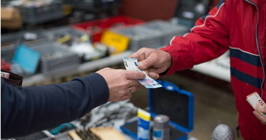一名網友近日到超商買早餐，找錢時想要順便加值悠遊卡，卻被店員要求重新排隊，讓他相當不解。（示意圖／Pixabay）