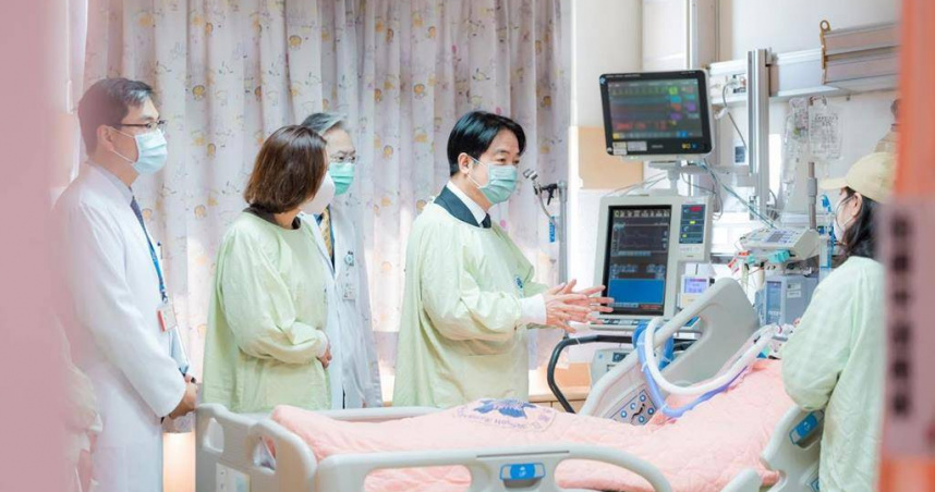 總統賴清德今天赴台中探視新光三越百貨氣爆案受傷民眾。（圖／總統府提供／中國時報游念育台北傳真）