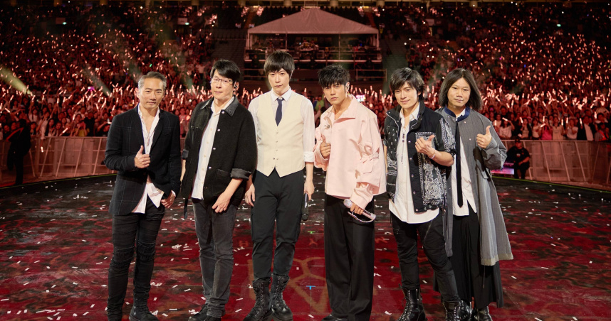 周杰倫（右3）特別選唱五月天的新歌〈任性〉。（圖／相信音樂、杰威爾音樂提供）