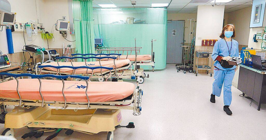 各大醫院急診塞爆，起因於護理人員不足。圖為衛福部台北醫院急診室狀況。（圖／中國時報郭吉銓攝）