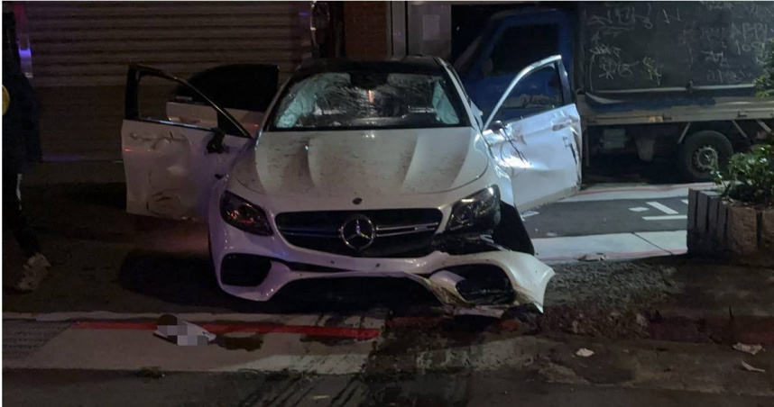 北市大同區21日凌晨發生轎車失控自撞分隔島，隨後猛撞路旁小貨車事故。（圖／翻攝畫面）