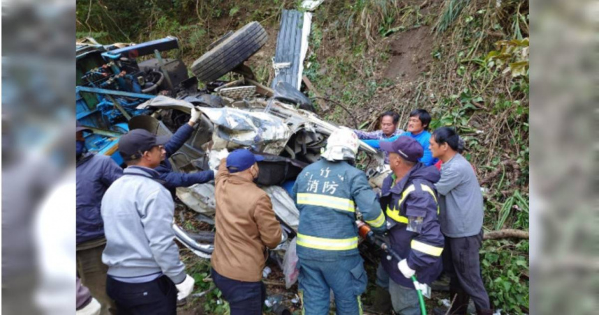 新竹縣尖石鄉司馬庫斯26日上午發生吊車翻落邊坡，造成2人受困無生命跡象。（圖／翻攝畫面）