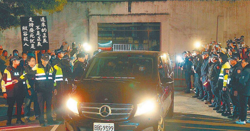 法務部將修法提高死刑執行時，「槍下留人」的門檻，以免被技術性干擾。圖為年初死刑犯黃麟凱槍決後，遺體運出看守所。（圖／報系資料照）