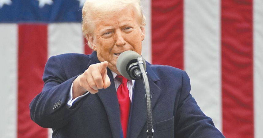 因應美國總統川普對台灣課徵32％對等關稅，財政部擬調降汽車17.5％的關稅，保健食品30％也漸進式調降。（圖／美聯社／達志）