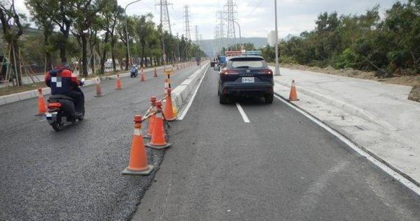 高雄機車道施工未驗收就通行！6騎士摔車釀1死風波擴大追責。（圖／翻攝畫面）