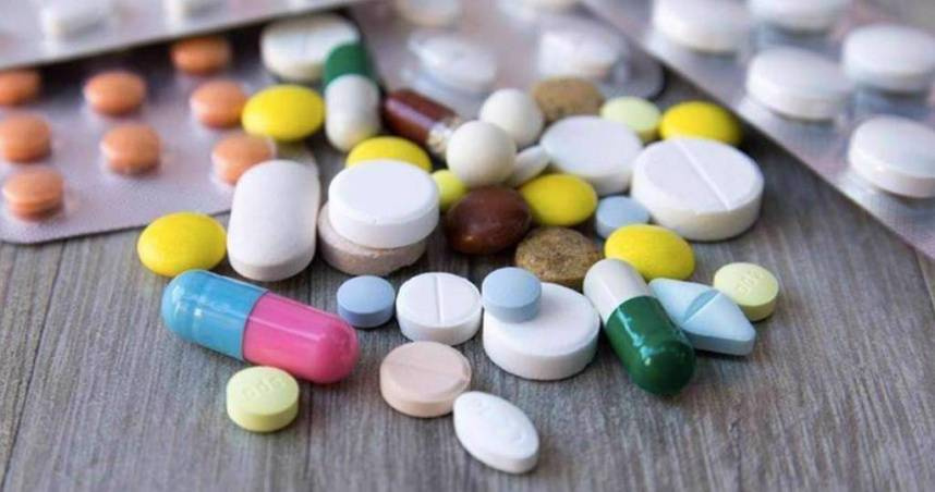 日常生活中，很多人吃藥時隨便喝口水就吞下去。（示意圖／達志影像）