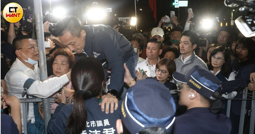 藍營民代今晚與民眾一起推倒北檢外的第二條封鎖線，讓大批下班後趕抵北檢前參與藍營抗議的民眾，得以與朱立倫、張善政等人一起進入北檢前封鎖線前靜坐抗議（圖／劉耿豪攝）