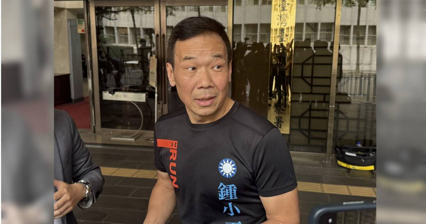 國民黨台北市議員鍾小平今下午抵北檢聲援，曝黃呂錦茹聲押內幕。（圖／沈建邦攝）