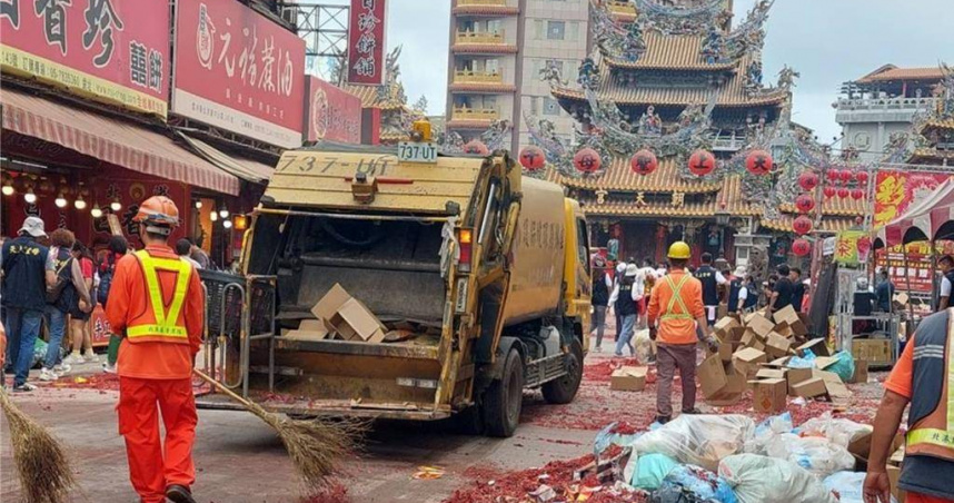 雲林縣「北港朝天宮迎媽祖」遶境活動燃放大量鞭炮，北港鎮公所清潔隊19日統計，共清出約109公噸炮屑，與去年相比減少3成左右。（圖／北港清潔隊提供）