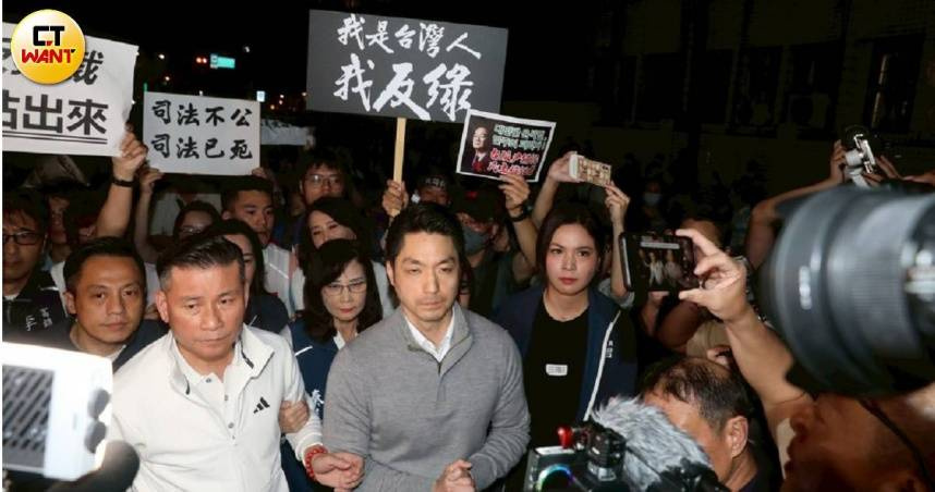 台北市長蔣萬安17日響應國民黨主席朱立倫號召，晚間前往北檢前聲援抗議行動。（圖／劉耿豪攝）