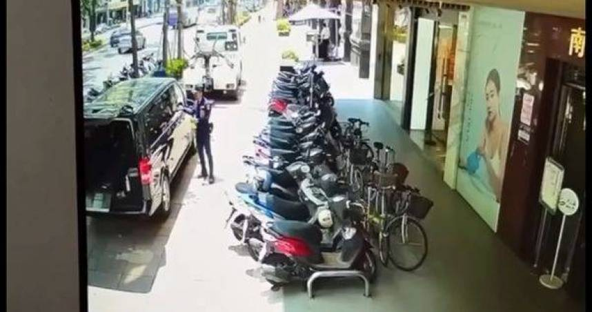 ，警方強調該車屬於私人小客車，且不具特殊標識，依法仍須遵守停車規定。（圖／翻攝畫面）