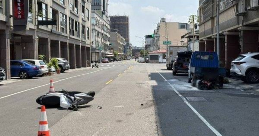 高雄老翁機車起步不禮讓，少年翻車起火連環撞。（圖／翻攝畫面）