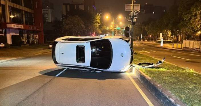 黃男駕車行經T字路口右彎時，不慎自撞分隔島側翻，造成他身受擦挫傷已自行脫困。（圖／翻攝畫面）