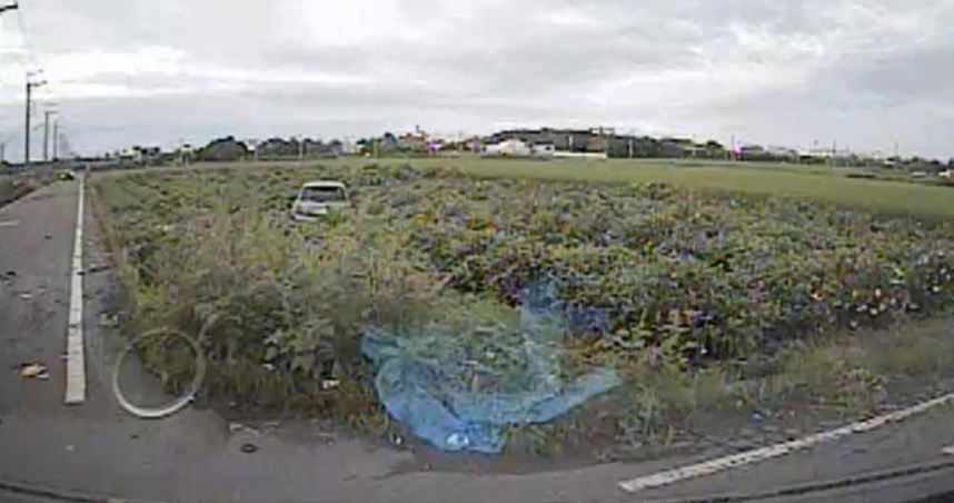 一輛機車與一輛自小客車在行經田中鎮民光路一段與斗中路二段巷口時，發生碰撞事故，汽車墜落田間。（圖／翻攝畫面）