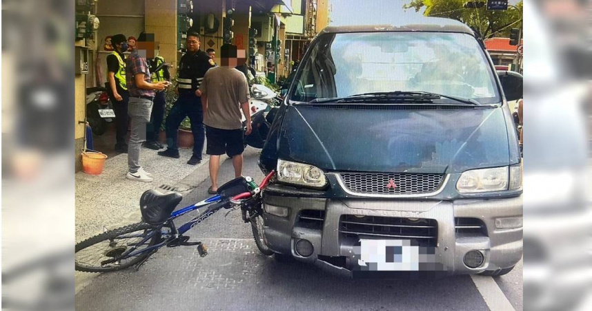 高雄男酒後駕駛小貨車逆向撞飛腳踏車，13歲少年左手斷指，駕駛被依公共危險罪送辦。（圖／翻攝畫面）
