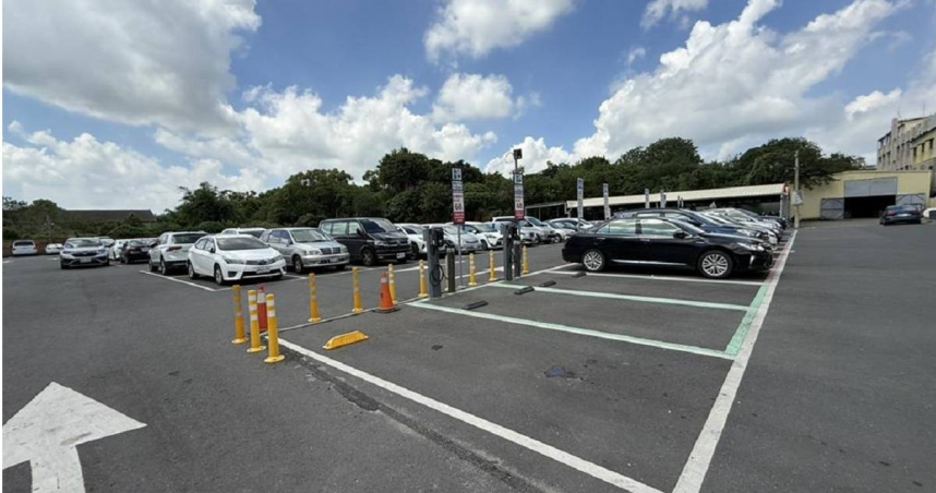 虎尾鎮1名母親日前開車帶女兒去看牙，把1歲多的小女兒留在若瑟醫院停車場車內，只留車窗一條小縫透氣。（圖／周麗蘭攝）