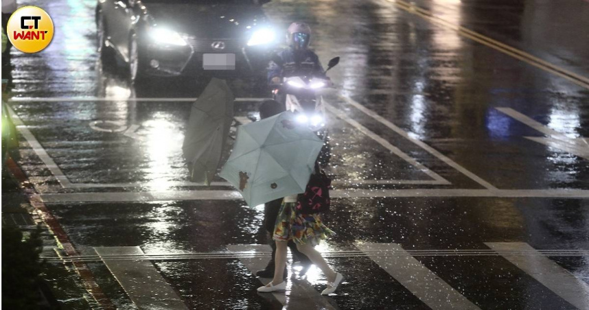 中央氣象署今（22）日發布豪雨特報及大雷雨即時訊息，北北基桃受影響。（圖／劉耿豪攝）