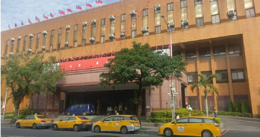 南港分局劉姓警員涉嫌收賄洩露個資遭檢方聲押禁見。（圖／翻攝畫面）