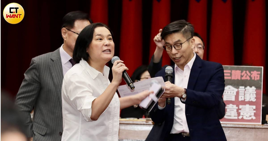 立院財政委員會今天邀請全台22縣市代表列席，針對地方補助款被政院刪減表達意見。不過，民進黨立委直指總統府已經宣布總預算三讀，痛批今天的財委會會議「違憲違法」，大酸藍白是看到「大罷免要大成功」了才心虛，引發藍委陳玉珍不滿，與立委鍾佳濱唇槍舌劍（圖／方萬民攝）